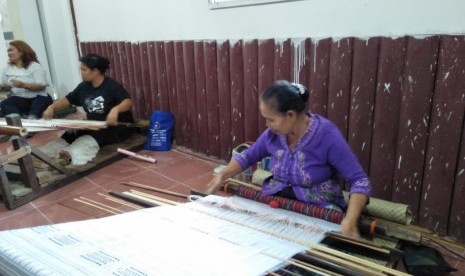 Masyarakat menyaksikan Pameran Tenun, dalam Festival Tenun Nusantara, di Tapanuli Utara, Sumatra Utara (ilustrasi). Pengembangan dan pemasaran sejumlah produk unggulan UMKM di Tapanuli Utara masih membutuhkan perhatian untuk dikembangkan lebih lanjut.