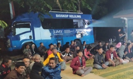 Masyarakat menyaksikan pemutaran film oleh Bioskop Keliling  Universitas Muhammadiyah Yogyakarta (Bioling UMY).