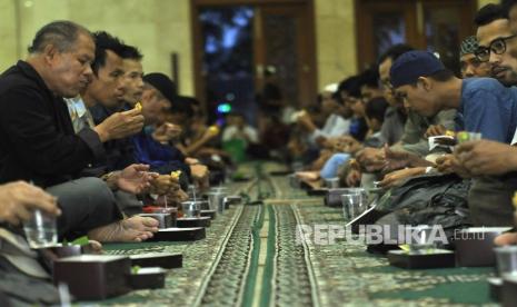 Masyarakat menyantap takjil saat berbuka puasa.