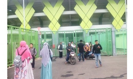 Masyarakat mulai berdatangan sejak siang hari untuk mengikuti ceramah Zakir Naik di Stadion Patriot Candrabhaga, Bekasi