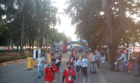 Masyarakat mulai memasuki kompleks olahraga Gelora Bung Karno (GBK) yang menjadi lokasi pertandingan Asian Games 2018, Kamis (30/8).