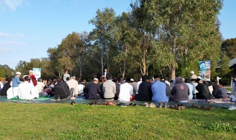 Masyarakat Muslim di Brisbane, Australia, melaksanakan shalat Iedul Adha 1438 H (foto atas), menikmati suasana dan hidangan ala Indonesia seusai shalat Iedul Adha (foto-foto bawah).