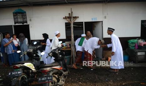 Masyarakat Muslim di Indonesia biasanya melakukan kegiatan silaturahmi dengan anggota keluarga yang lain.