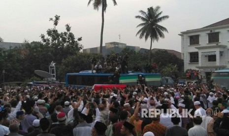 Masyarakat padati Ponpes Al Hikam saat jenazah KH Hasyim Muzadi hendak dimakamkan. Kamis (16/3). 