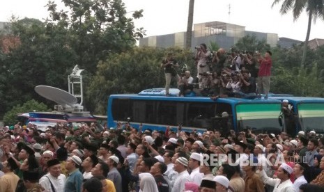 Masyarakat padati Ponpes Al Hikam saat jenazah KH Hasyim Muzadi hendak dimakamkan. Kamis (16/3). 