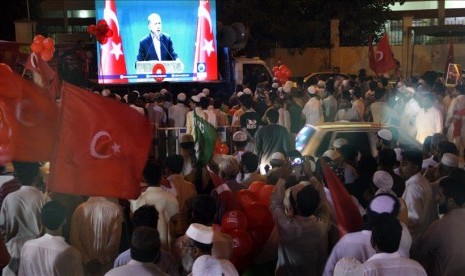 Masyarakat Pakistan turun ke jalan mendukung Presiden Erdogan.