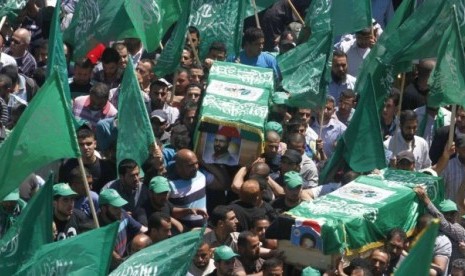 Masyarakat Palestina menyambut jenazah anggota Hamas yang tewas pada 1998 yang dikembalikan oleh pemerintah Israel