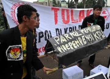 Masyarakat Peduli Pemilu (MPP) menggelar aksi damai di depan Gedung DPR-RI, Jakarta, Selasa (20/9). Kelompok tersebut mendesak partai politik tidak menempatkan kader maupun simpatisannya di lembaga Komisi Pemilihan Umum (KPU).