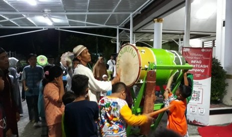 Masyarakat Pulau Pramuka, Kepulauan Seribu Merayakan Malam Takbiran dengan Memukul Bedug di Masjid Jami' Al-Makmuriyah, Kamis (14/6). 