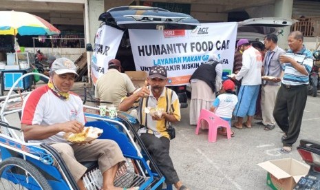 Masyarakat Relawan Indonesia (MRI) - Aksi Cepat Tanggap (ACT) Kabupaten Tanah Bumbu, Kalimantan Selatan (Kalsel) berbagi makanan untuk tukang becak. 