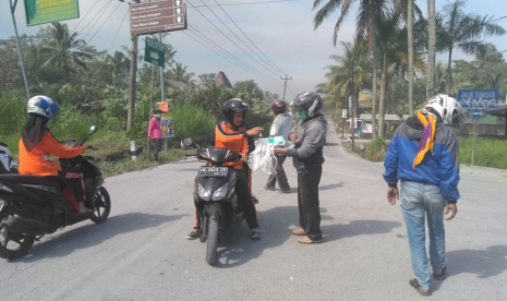 Masyarakat sekitaran Gunung Merapi telah diimbau menjauhi  radius 3-5 kilometer dari puncak Merapi.  