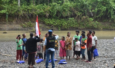 Masyarakat Suku Togutil di Maluku Utara, mengikuti upacara hut kemerdekaan RI yang ke-74. 