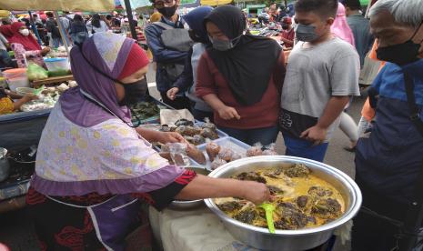 Masyarakat tampak membeli aneka sajian menu takjil di TMP Purwokerto.