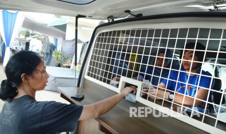 Masyarakat tukar uang di mobil penukaran uang terpadu, di halamam Monumen Perjuangan, Kota Bandung, Senin (20/9).(Republika/Edi Yusuf)