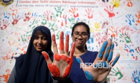  Masyarakat usai membubuhkan cap tangan saat kegiatan sosialisasi sekaligus deklarasi masyarakat anti hoax di Jakarta,Ahad (8/1).