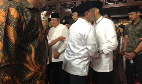 Masyarakat yang hadir dalam tahlilan tujuh hari wafatnya Ani Yudhoyono menyalami langsung keluarga SBY, Jumat (7/6).