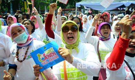 Masyarakat yang hadir meneriakan yel-yel anti kekerasan pada perempuan dan anak pada acara 