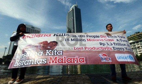 Masyarakat yang tergabung dalam Indonesia Malaria Care Foundation (IMCF) melakukan aksi kampanye damai di Bundaran HI, Jakarta, Selasa (23/4).     (Republika/ Tahta Aidilla)