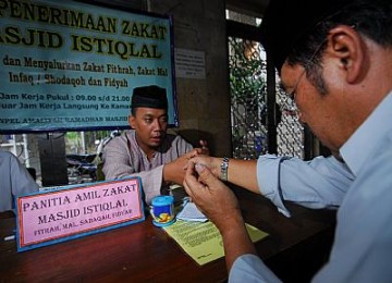 Masyarakat membayar zakat