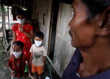 Masyarakat  sekitar gunung Merapi mulai menggunakan masker.