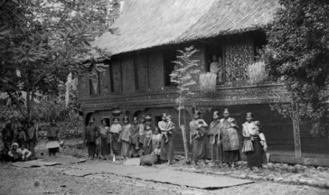 Masyarkat adat di Minangkabau.