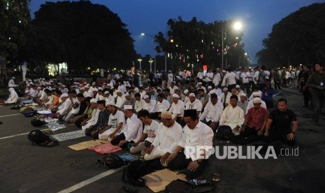  mat muslim menunaikan solat magrib didepan istana negara, Jakarta, Jumat (4/11)