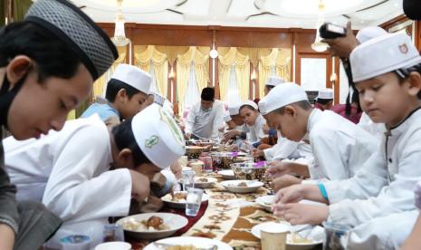 Mata Alya tampak berbinar saat melihat Gubernur Kalimantan Selatan (Kalsel), H Sahbirin Noor,  dengan penuh  keramahan menyambut  kedatangan ia dan rekannya satu pondok pesantren untuk sahur bareng, di Mahligai Pancasila Banjarmasin,  Ahad (16/4/2022).