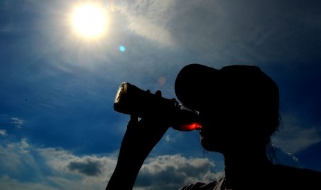 Matahari bersinar terik saat fenomena Equinox terlihat dari langit Kota Denpasar, Bali, Senin (21/3). 