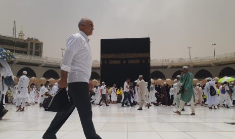 Matahari tepat berada di atas ka'bah atau istiwa pada azan Zuhur di Masjidil Haram, Senin (14/7). Dengan posisi itu, obyek di sekitar Ka'bah tak terlihat bayangannya. 