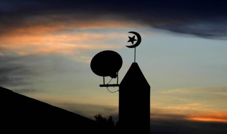 Matahari terbenam di belakang menara Masjid di stadion Al-Shamal di Al-Ruwais, Qatar, Selasa, 29 November 2022. 