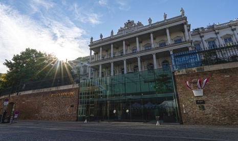 Matahari terbenam di belakang Palais Coburg di mana pembicaraan nuklir tertutup berlangsung di Wina, Austria, Jumat, 5 Agustus 2022. Putaran baru pembicaraan tentang kebangkitan Rencana Aksi Komprehensif Bersama (JCPOA) dimulai di Wina pada Kamis.