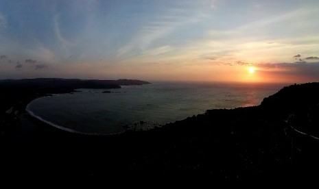 Matahari terbenam di puncak Darma, Geopark Cilletuh, Sukabumi Selatan