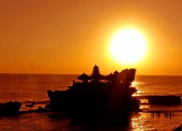 Matahari terbenam di Tanah Lot