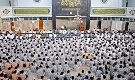 MATARAM, 15/4 - ISTIGHOSAH JELANG UN. Ribuan siswa dan guru melaksanakan istighosah akbar di masjid raya attaqwa Mataram, NTB, Jumat (15/4). Istighosah akbar yang diselenggarakan oleh kantor Departemen Agama kota Mataram tersebut diikuti oleh ribuan siswa 