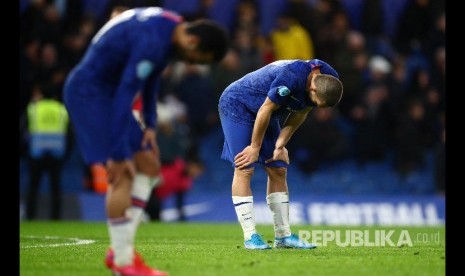 Mateo Kovacic dan Pedro tampak kecewa usai laga antara Chelsea melawan Manchester United di Stamford Bridge, London, Selasa (18/2) dini hari. 