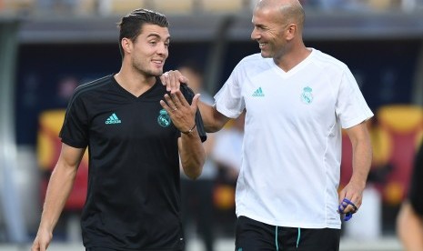 Mateo Kovacic (kiri) dan Zinedine Zidane.