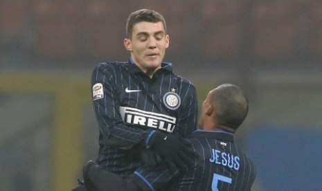 Mateo Kovacic (kiri) merayakan golnya ke gawang tim lawan.