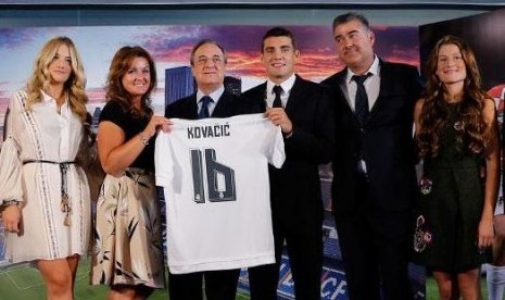 Mateo Kovacic memegang seragam bernomor 6 yang akan dikenakannya di Real Madrid.