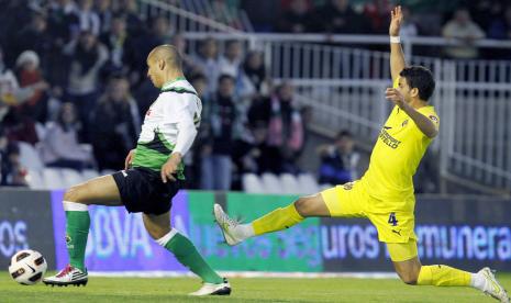 Mateo Mussachio sewaktu berseragam Villareal (Kanan).