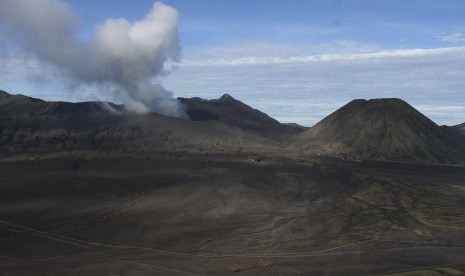 Material debu vulkanik dan asap putih keabu-abuan yang keluar dari kawah Gunung Bromo terlihat dari Cemorolawang, Probolinggo, Jawa Timur, Selasa (27/9). 