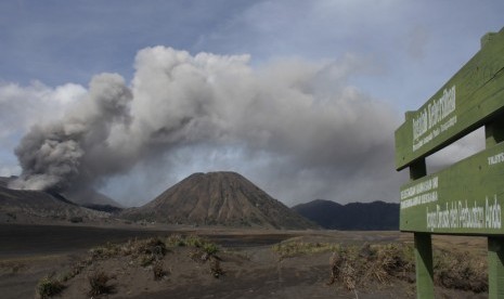 Material debu vulkanik terlihat keluar dari kawah Gunung Bromo, Probolinggo, Jawa Timur, Kamis (10/12).