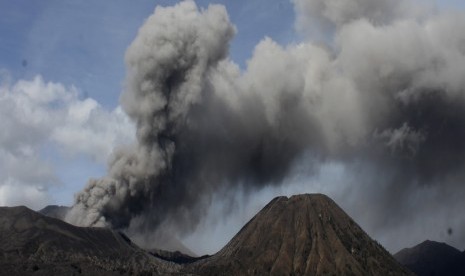 Material debu vulkanik terlihat keluar dari kawah Gunung Bromo, Probolinggo, Jawa Timur, Kamis (10/12).