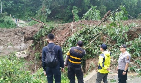 Material longsoran menutup jembatan penghubung antardesa di Kecamatan Cisayong, Kabupaten Tasikmalaya, Jumat (28/2) sore. Meterial yang menutup jembatan itu semakin tinggi akibat longsor susulan.