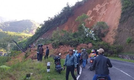 Material tanah longsor menutup akses Jalan Pangalengan-Cisewu, Kecamatan Talegong, Kabupaten Garut, Senin (2/3). 