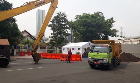 Material untuk pemulihan Jalan Raya Gubeng yang ambles pada Selasa (18/20) malem mulai berdatangan di lokasi kejadian.