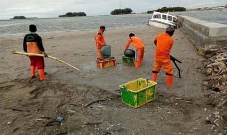 Material vulkanik Anak Krakatau hanyut hingga pantai Pulau Harapan, Kepulauan Seribu. 