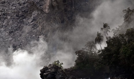 Material vulkanik gunung api Karangetang.