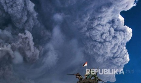 Material vulkanik Gunung Sinabung menyelimuti langit kota wisata Brastagi, di Karo, Sumatera Utara, Senin (19/2). Gunung Sinabung erupsi dengan tinggi kolom 5.000 meter. 