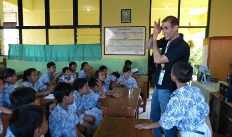 Mathew bersama para siswa SDN Paseban 3 Jakpus