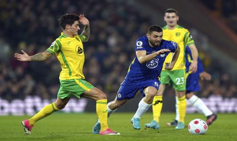 Mathias Normann dari Norwich City, kiri, dan Mateo Kovacic dari Chelsea berebut bola selama pertandingan sepak bola Liga Premier Inggris melawan Norwich di Carrow Road, Norwich, Inggris, Kamis, 10 Maret 2022.